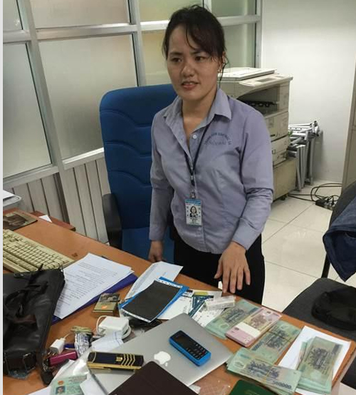 Nữ nhân viên “có duyên” mang lại niềm vui cho hành khách
