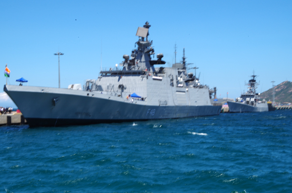 Hai tàu Hải quân Ấn Độ cập cảng Cam Ranh