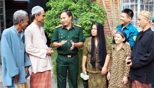 Nghĩa tình với đồng bào Chăm
