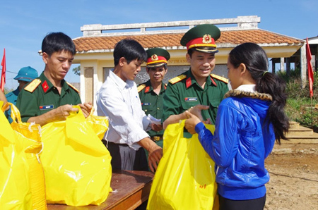 Hướng về cơ sở, giúp đồng bào vùng gian khó