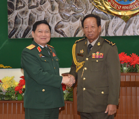 
Việt Nam luôn coi trọng và dành ưu tiên hàng đầu trong việc phát triển quan hệ láng giềng tốt đẹp với Cam-pu-chia