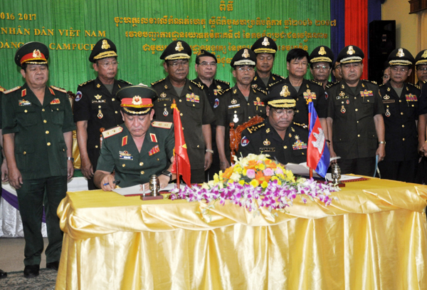 Ký kết hợp tác giữa Bộ Tư lệnh Quân khu 7 và Bộ Tư lệnh Cảnh vệ Quân đội Hoàng gia Campuchia