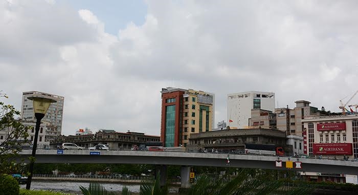 Cầu Khánh Hội, một trong những cây cầu trọng yếu bắc qua sông Bến Nghé đưa du khách từ Trung tâm hành chính TP Hồ Chí Minh sang thăm viếng Bến Nhà Rồng.