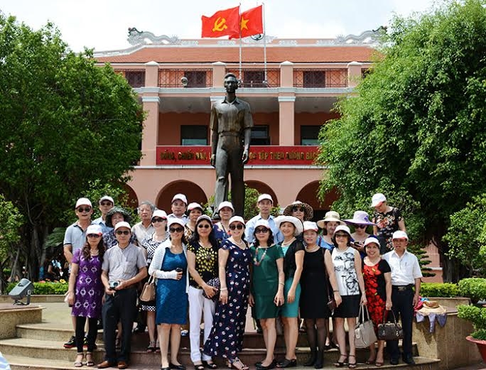 Tượng đài Nguyễn Tất Thành là nơi các đoàn khách lựa chọn để chụp hình lưu niệm mỗi khi đến Bến Nhà Rồng.