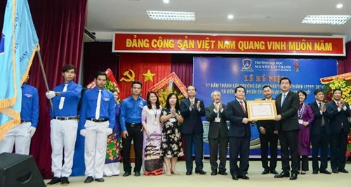 Trường Đại học Nguyễn Tất Thành đón nhận Huân chương Lao động hạng nhất