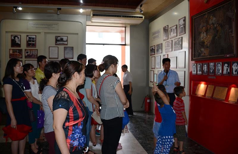 Các đoàn khách tham quan nghe giới thiệu về Bến Nhà Rồng và những câu chuyện cảm động về Nguyễn Tất Thành trong hành trình 30 năm tìm đường cứu nước.