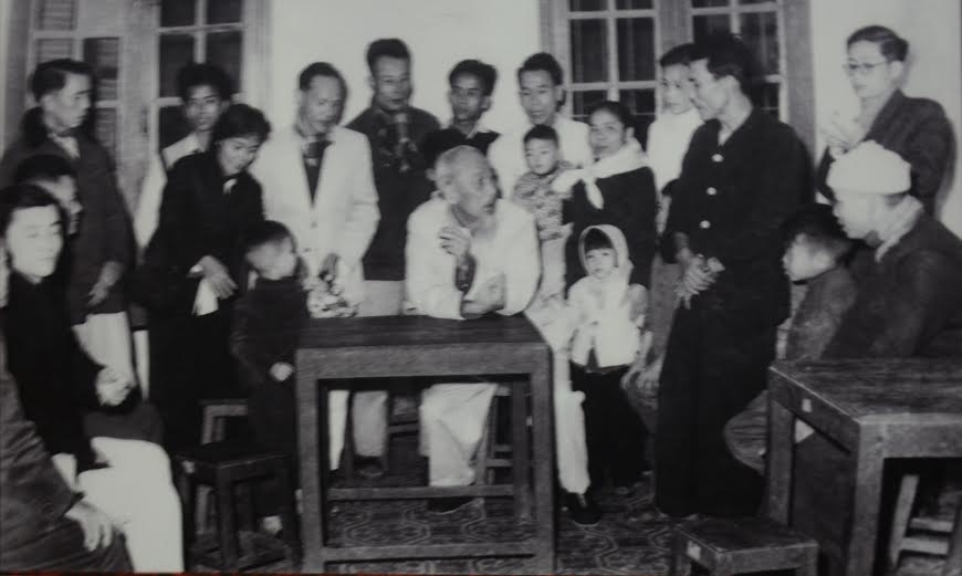 Hình ảnh Chủ tịch Hồ Chí Minh thăm hỏi cán bộ Miền Nam làm việc tại Ủy ban thống nhất của Chính phủ vào Tết Giáp Thìn 1964 được trưng bày trang trọng trong khu lưu niệm Bác Hồ (ảnh tư liệu tại Bến Nhà Rồng).
