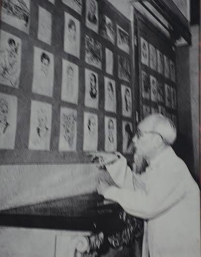 Đã 74 tuổi nhưng Bác vẫn chăm chú xem những bức tranh của nghệ sĩ miền Nam gửi ra tham dự triển lãm cuối năm 1964 với niềm xúc động, mong nhớ (ảnh tư liệu tại Bến Nhà Rồng).