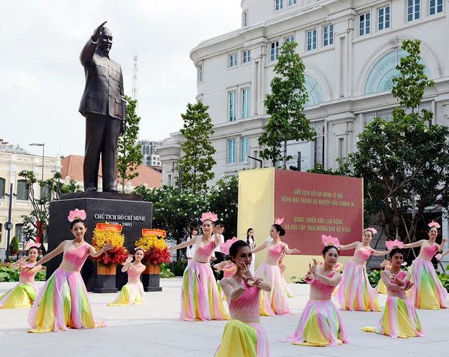 Tượng đài Chủ tịch Hồ Chí Minh tọa lạc tại Trung tâm Thành phố được thiết kế gần bờ sông Bến Nghé, hướng về Bến Nhà Rồng, nơi Người đã xuống tàu ra đi tìm đường cứu nước. Công trình Tượng đài là tấm lòng của quân, dân TP Hồ Chí Minh tưởng nhớ Bác kính yêu.