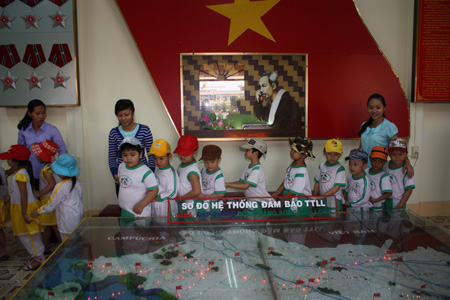 Vòng tay ấm cho thiếu nhi