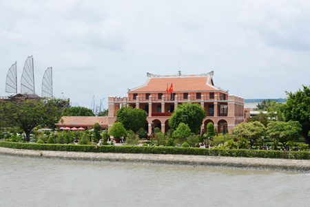 Bóng hình Bác mãi còn đó trên Bến Nhà Rồng