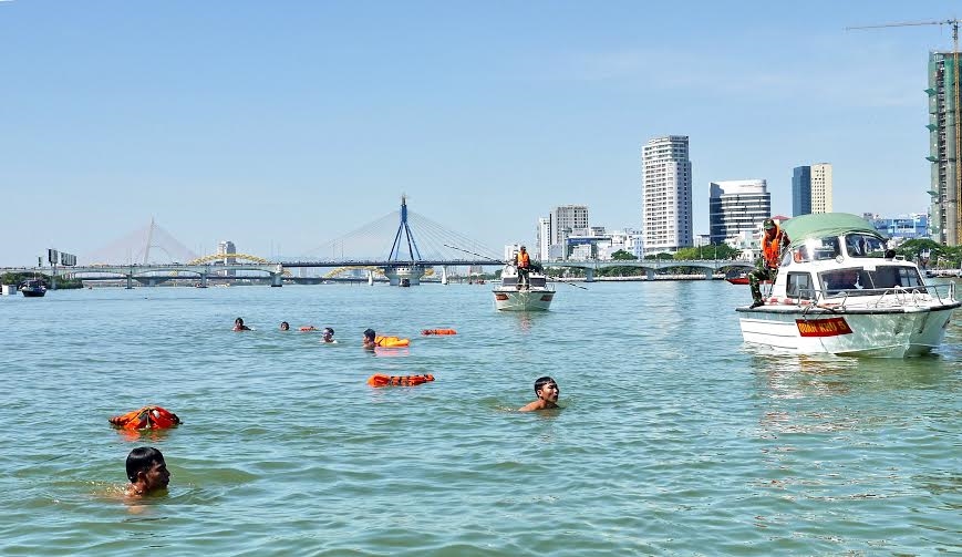 LLVT Quân khu 5 phối hợp cùng nhân dân, các lực lượng, trong đó có cán bộ, chiến sĩ Tiểu đoàn Đặc công 409 và Lữ đoàn Công binh 270 tham gia tìm kiếm nạn nhân.