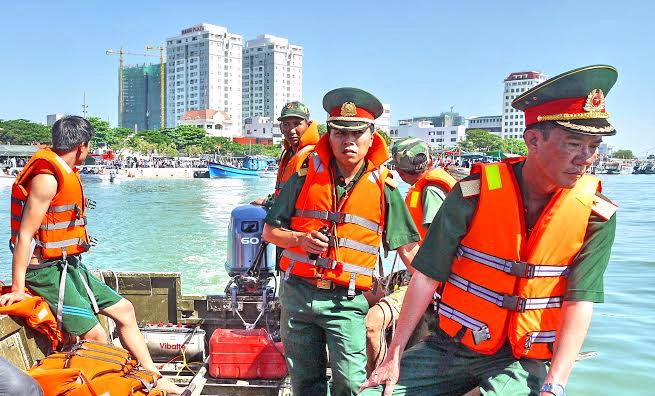 Xuồng cao tốc của Quân khu 5 tìm kiếm nạn nhân sáng 5-6.