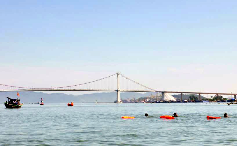 Lực lượng đặc nhiệm triển khai tìm kiếm nạn nhân tại khu vực chân kè đá.