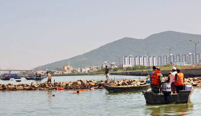 Ca nô của Bộ CHQS thành phố Đà Nẵng kéo chiếc thuyền bị nạn vào bờ.