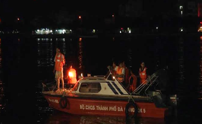 Cán bộ, chiến sĩ tham gia tìm kiếm nạn nhân trong đêm.