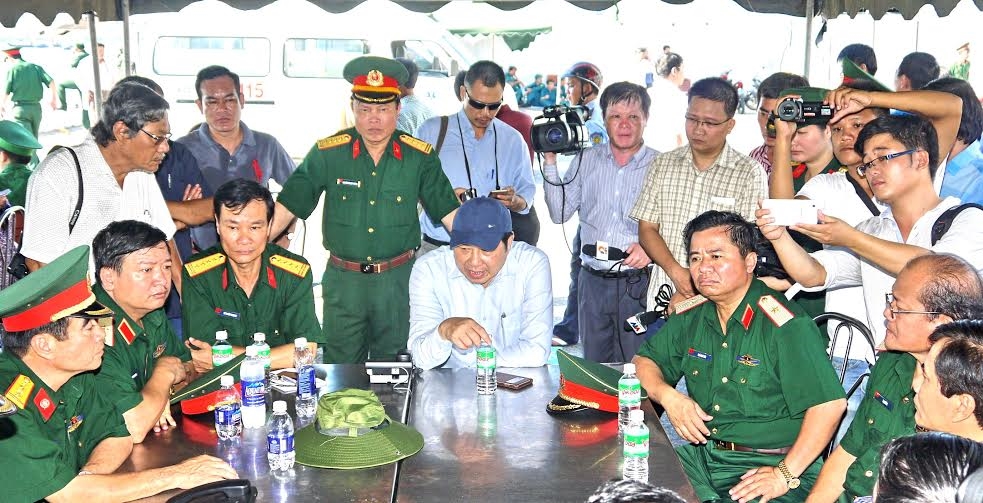 Chủ tịch UBND Thành phố Đà Nẵng Huỳnh Đức Thơ và lãnh đạo, chỉ huy Bộ Tư lệnh Quân khu 5 chỉ đạo các lực lượng cứu hộ, cứu nạn.