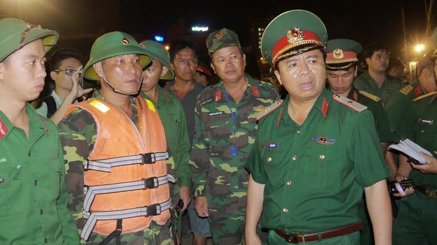 Thiếu tướng Ngô Quý Đức, Phó Tư lệnh, Tham mưu trưởng Quân khu 5 chỉ đạo Tiểu đoàn Vượt sông 25 (Lữ đoàn Công binh 270) suốt đêm tìm kiếm nạn nhân mất tích.