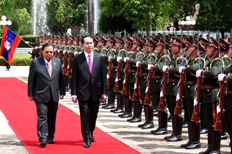 Chủ tịch nước Trần Đại Quang tới Vientiane, bắt đầu chuyến thăm cấp Nhà nước CHDCND Lào