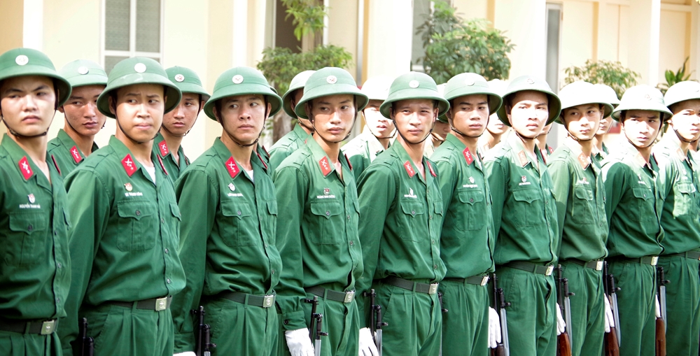 Để được đứng trong hàng ngũ Đội nghi lễ, các quân nhân được tuyển chọn kỹ càng về hình thể, chiều cao, cân nặng, phẩm chất chính trị, đạo đức và được tổ chức huấn luyện theo chế độ đặc biệt. Người có chiều cao thấp nhất trong đội danh dự cũng phải đạt 1,80m.