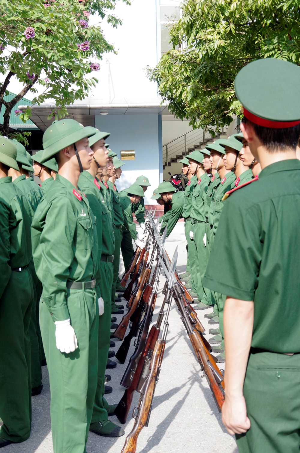 Trong quá trình huấn luyện, các cán bộ của Đoàn thường được chiến sĩ ở đây gọi thân mật là “thầy”. Ở giai đoạn đầu, các “thầy” trực tiếp làm mẫu, sửa động tác cho chiễn sĩ. Ở giai đoạn sau, họ đứng xa quan sát và hoàn toàn chỉnh sửa cho chiến sĩ bằng khẩu lệnh và ký hiệu.