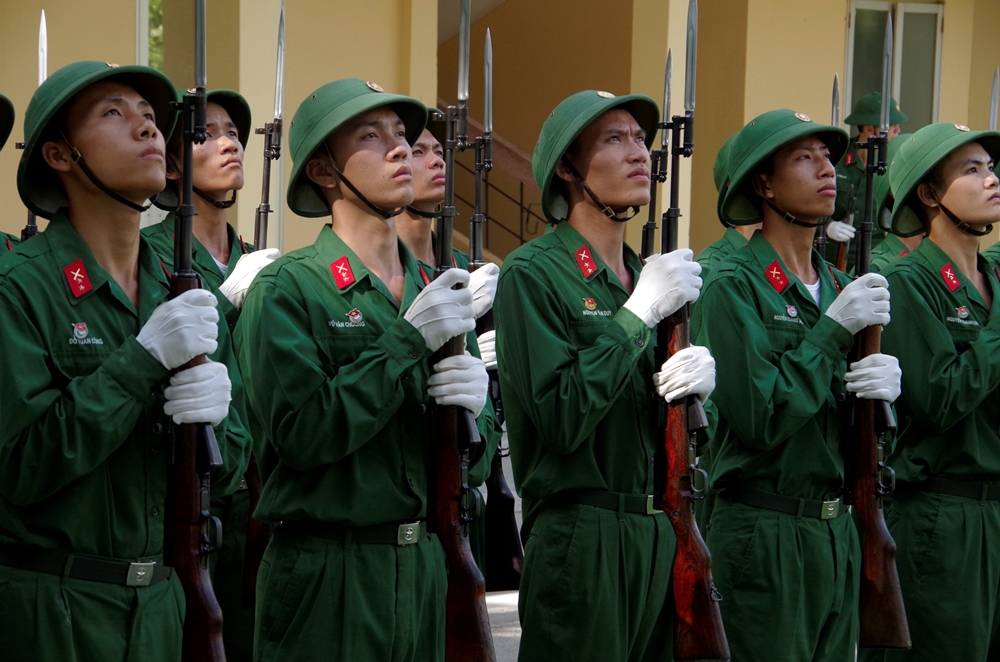 Luyện tập nội dung vác súng đi đều, chuyển thành đi nghiêm hay nâng súng nhìn bên phải chào là nội dung rất khó, quan trọng và được các chiến sĩ ôn luyện thường xuyên, nhất là thời điểm chuẩn bị lễ đón nguyên thủ quốc gia, trước lễ đón tiếp các đoàn quân sự nước ngoài.