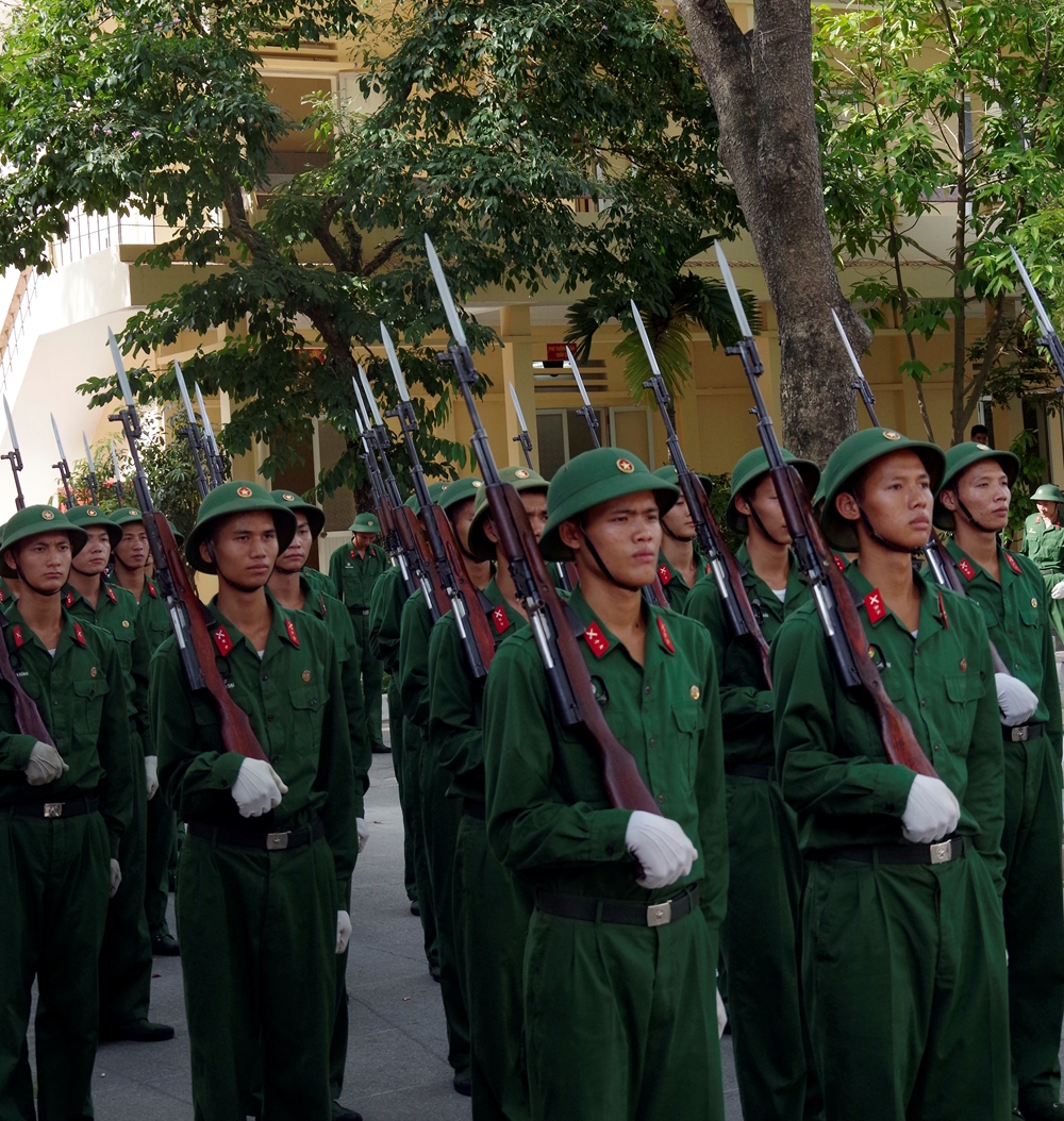 Luyện tập nội dung vác súng đi đều, chuyển thành đi nghiêm hay nâng súng nhìn bên phải chào là nội dung rất khó, quan trọng và được các chiến sĩ ôn luyện thường xuyên, nhất là thời điểm chuẩn bị lễ đón nguyên thủ quốc gia, trước lễ đón tiếp các đoàn quân sự nước ngoài.