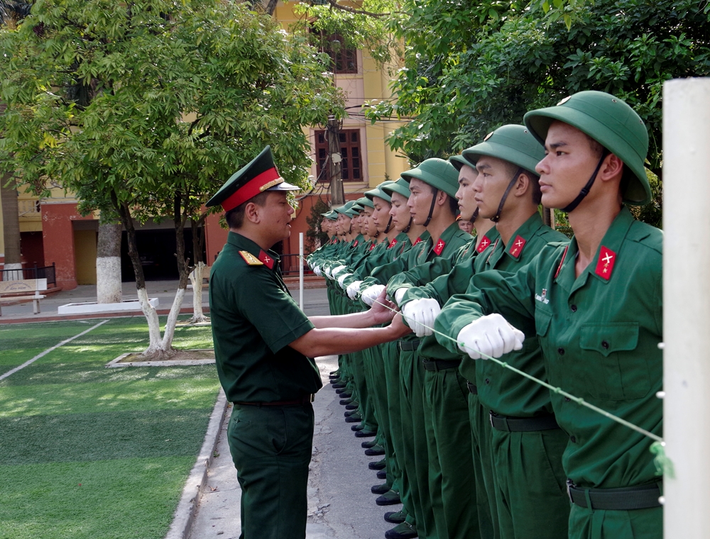 Hết thời gian huấn luyện chiến sĩ mới, những cá nhân có kết quả huấn luyện xuất sắc về điều lệnh đội ngũ được chọn lựa để huấn luyện chuyên sâu.