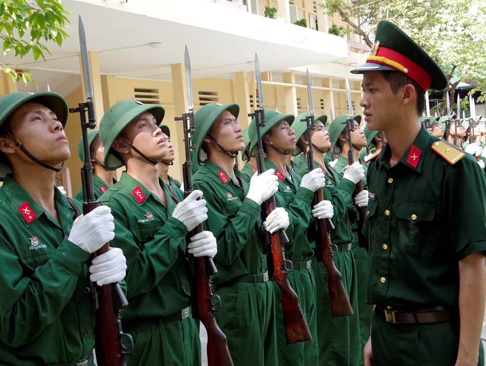 Nội dung đầu tiên, quan trọng nhất đối với họ là học đứng nghiêm tay không, đứng giữa súng CKC và sau đó là đứng trong đội hình. Nếu không có sức khỏe bền bỉ, dẻo dai thì khó có thể vượt qua các đòi hỏi của khoa mục này.