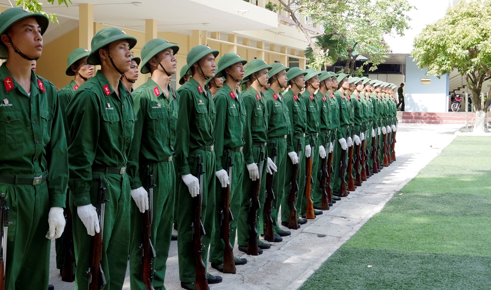 Luyện đứng nghiêm trong thời gian dài với điều kiện đầu không nghiêng, vai không lệch, thân người thẳng, mặc cho côn trùng đốt cũng không được cựa quậy.