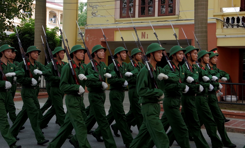 Trong khoa mục huấn luyện điều lệnh đội ngũ, có rất nhiều động tác phải phối hợp cùng một thời điểm. Nếu không tập trung cao độ, dù đã thuộc lòng cũng sẽ lạc với nhịp của đội hình, rất xấu.