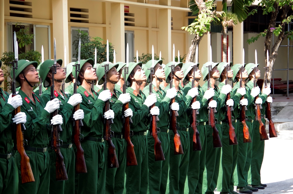 Họ luyện đứng nghiêm trong thời gian dài với điều kiện đầu không nghiên, vai không lệch, thân người thẳng, mặc cho côn trùng đốt cũng không được cựa quậy.