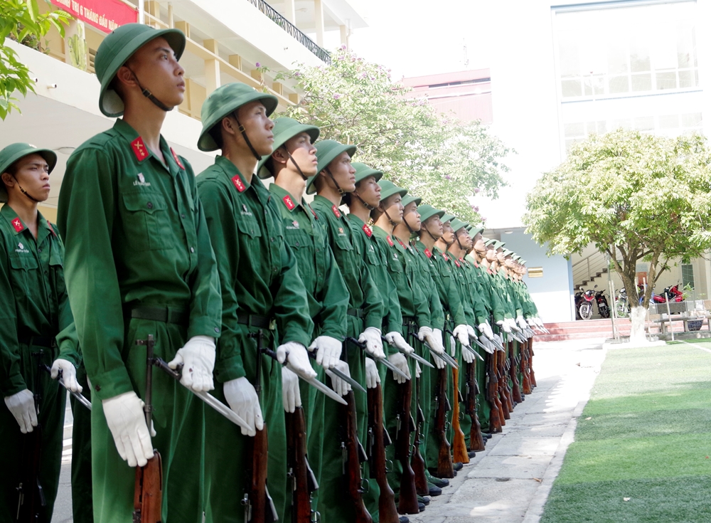 Chỉ riêng động tác dương lê, gập lê cũng phải phân chia thành các cử động và tập đi, tập lại nhiều lần. Tiêu chí đặt ra là tiếng lê gập của đội hình phải đồng nhất, cùng một thời điểm. Để là được điều này, các chiến sĩ phải tập trung hết sức cao độ nghe, thực hiện khẩu lệnh của chỉ huy cùng lúc.