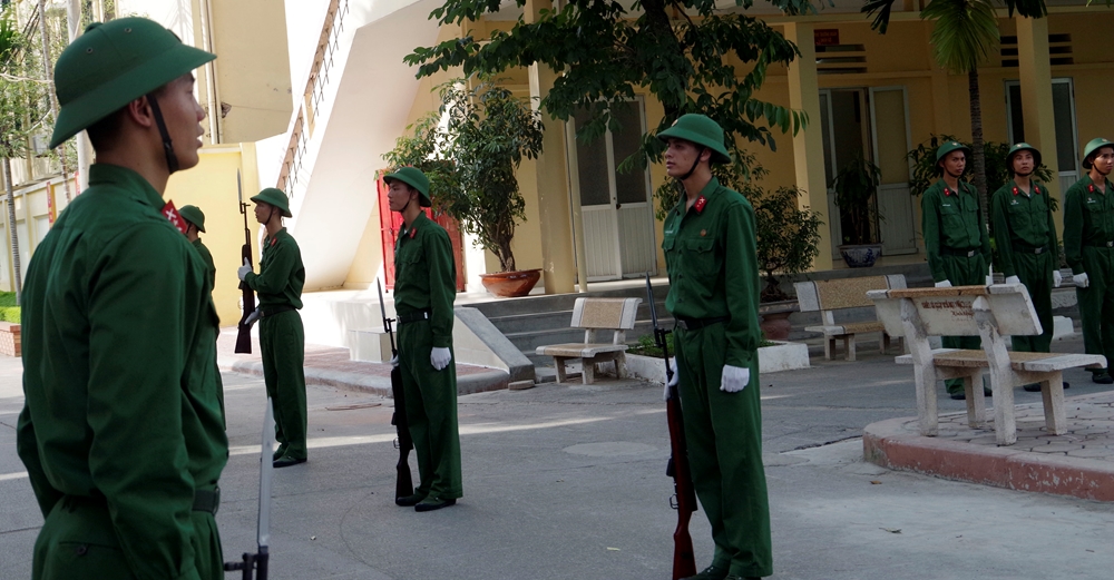 Nội dung khoa mục điều lệnh đội ngũ chiếm thời lượng lớn trong toàn bộ chương trình huấn luyện nghi lễ. Trong ngày nắng nóng, những bóng mát trong khuôn viên doanh trại được tận dụng tối đa để huấn luyện.