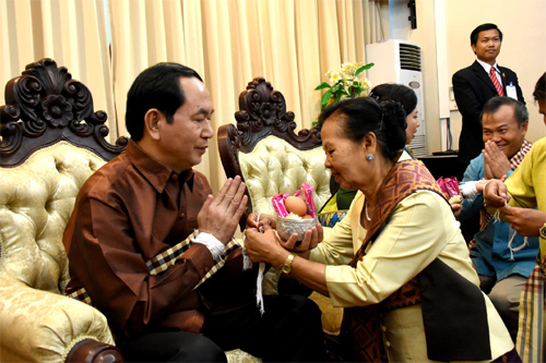 Nghĩa sáng Viêng Chăn, tình người Pắc-xế (Ghi chép của phóng viên Báo Quân đội nhân dân)