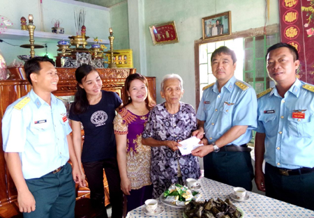 Gắn bó nghĩa tình với nhân dân