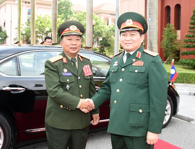 Bộ trưởng Bộ Quốc phòng Lào thăm hữu nghị chính thức Việt Nam