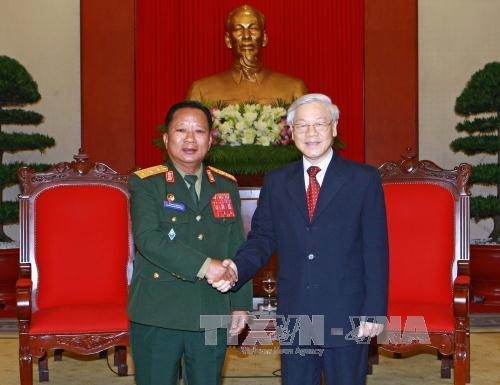 Bộ trưởng Bộ Quốc phòng Lào thăm hữu nghị chính thức Việt Nam