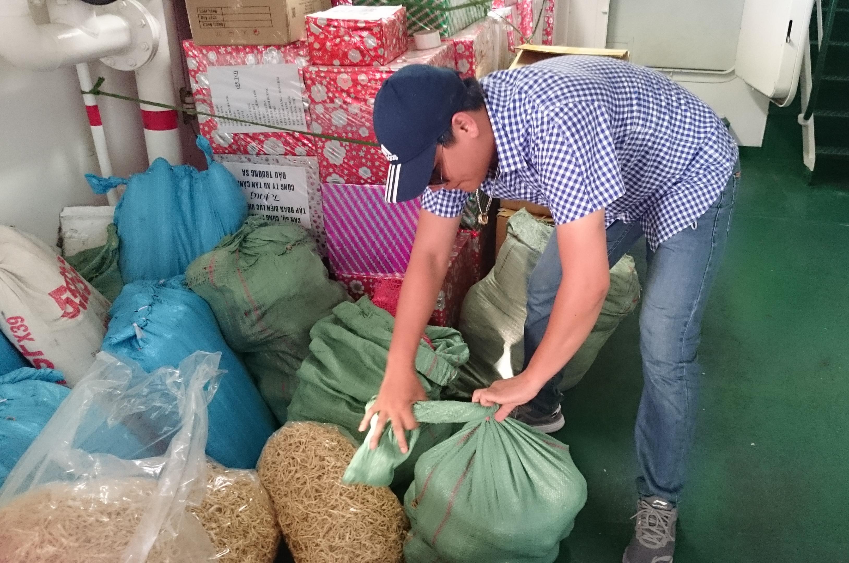 Phóng viên yêu biển đảo không chỉ bằng con chữ, thước hình