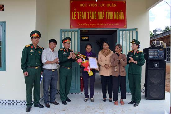 Học viện Lục quân trao nhà tình nghĩa tặng gia đình chính sách