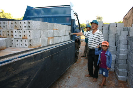 Giỏi cả việc hội và làm kinh tế gia đình