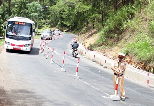 Cấm phương tiện qua đèo Prenn vào buổi tối