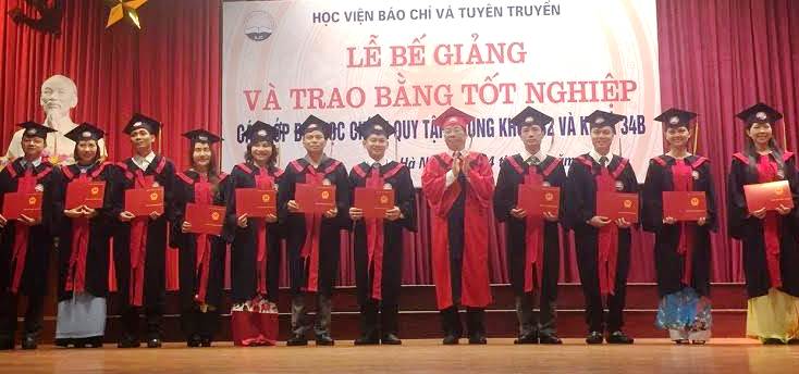 Học viện Báo chí và Tuyên truyền trao bằng tốt nghiệp cho sinh viên