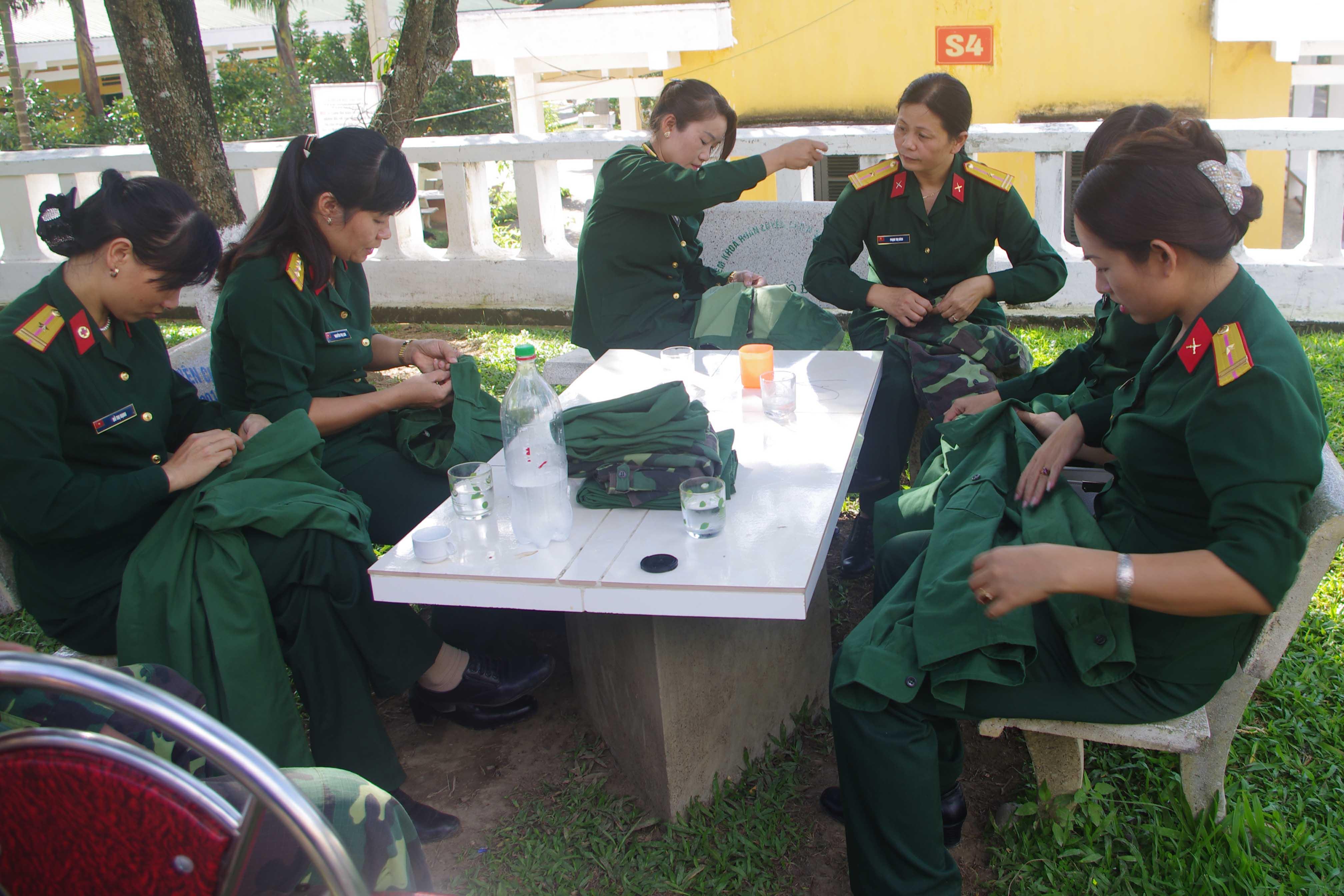 Sẻ chia khó khăn, ấm tình đồng đội