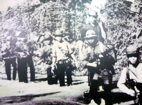 Cải trang đánh địch giữa ban ngày
