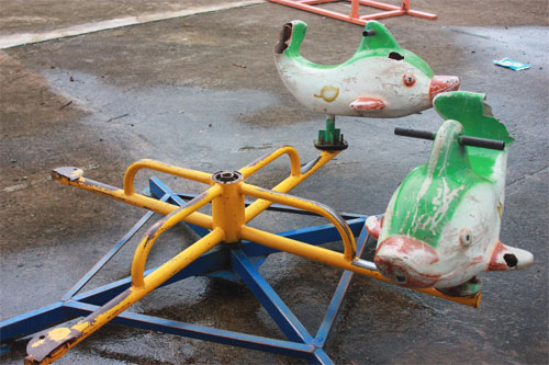 Không người trông coi, khu vui chơi tiền tỷ... xuống cấp
