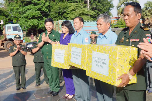 Tìm kiếm, cất bốc được 190 hài cốt liệt sĩ trên đất bạn Cam-pu-chia