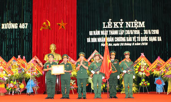 Xưởng 467 (Quân khu 4) đón nhận Huân chương Bảo vệ Tổ quốc hạng ba