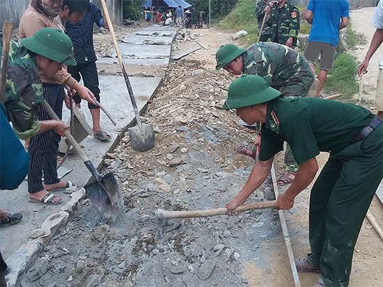 Giúp nhân dân làm đường giao thông nông thôn