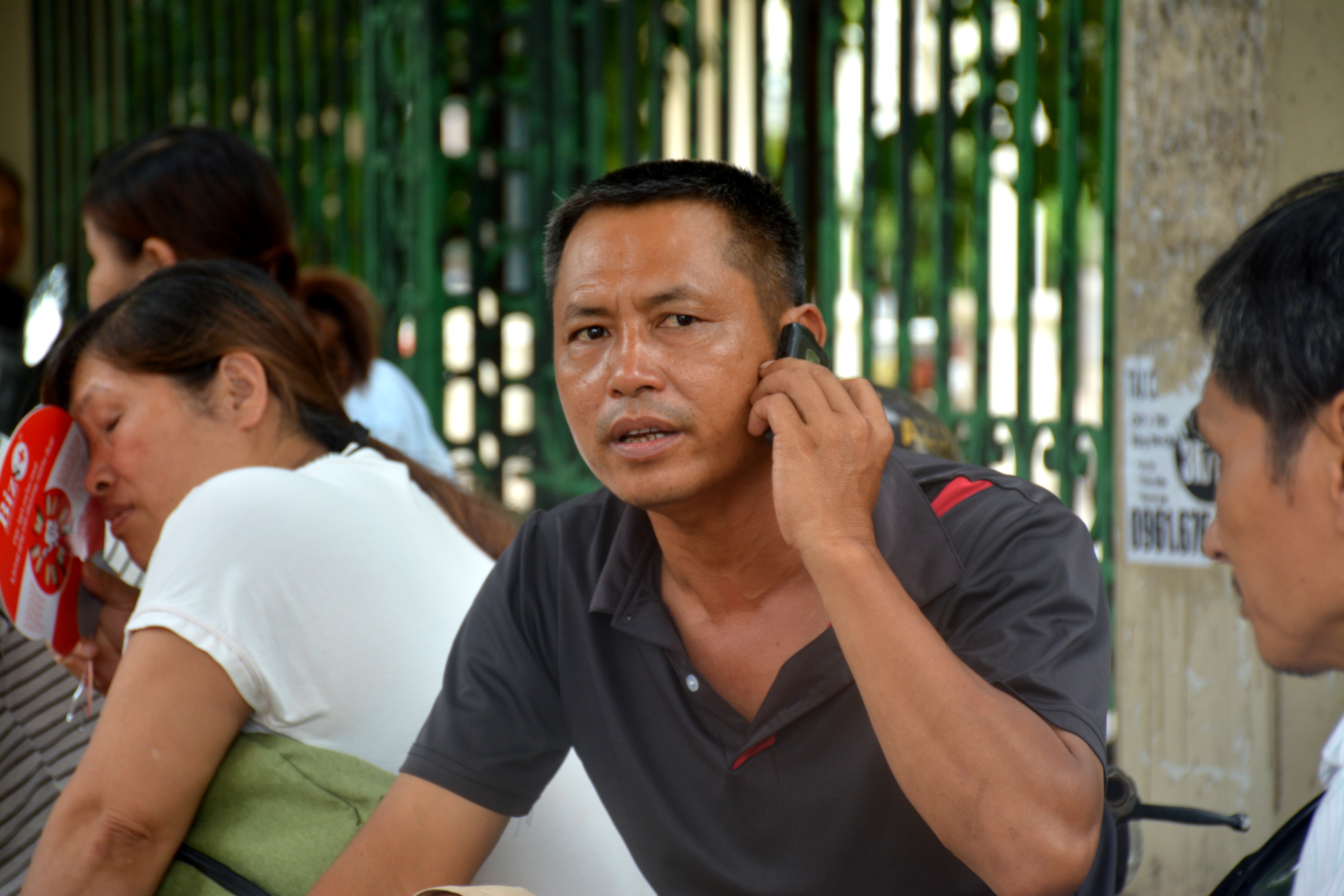 Phụ huynh lo lắng chờ con bên ngoài phòng thi